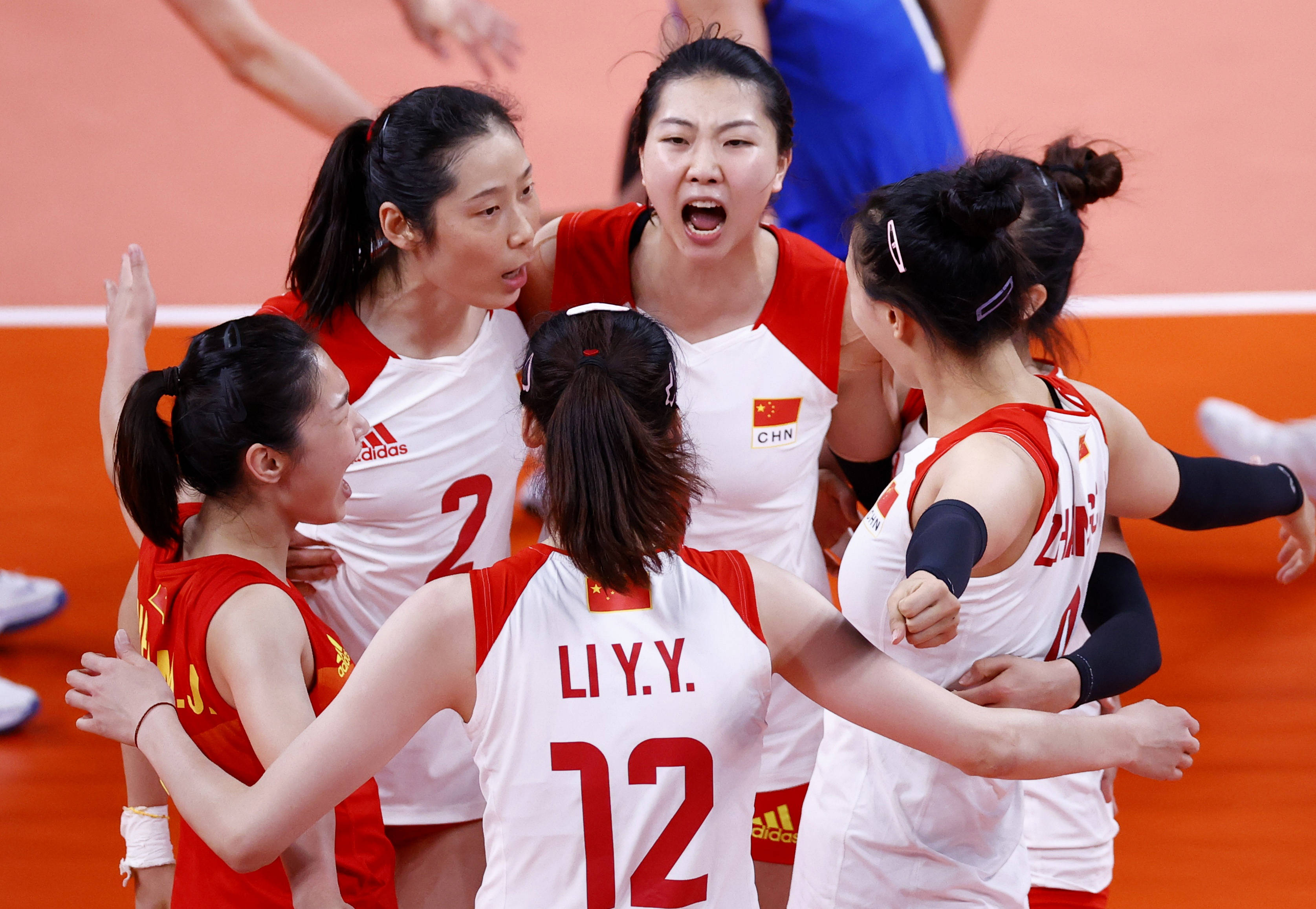 赞!中国女排兔年第一张全家福出炉!袁心玥领衔,朱婷留在意大利