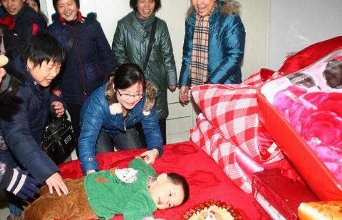 从前只让男孩滚新床,如今男女都可以,现代婚俗已不再重男轻女?