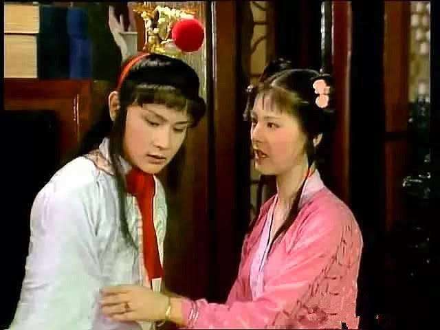 贾宝玉想跟袭人试云雨,为何袭人非但不逃脱,还在那低头偷笑呢?