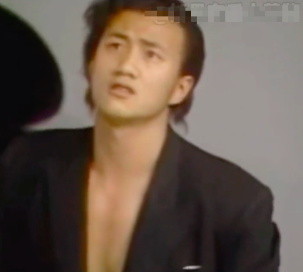 胡军少年时期真特别,既奶又痞,着装造型前卫时髦,还撞脸谢霆锋