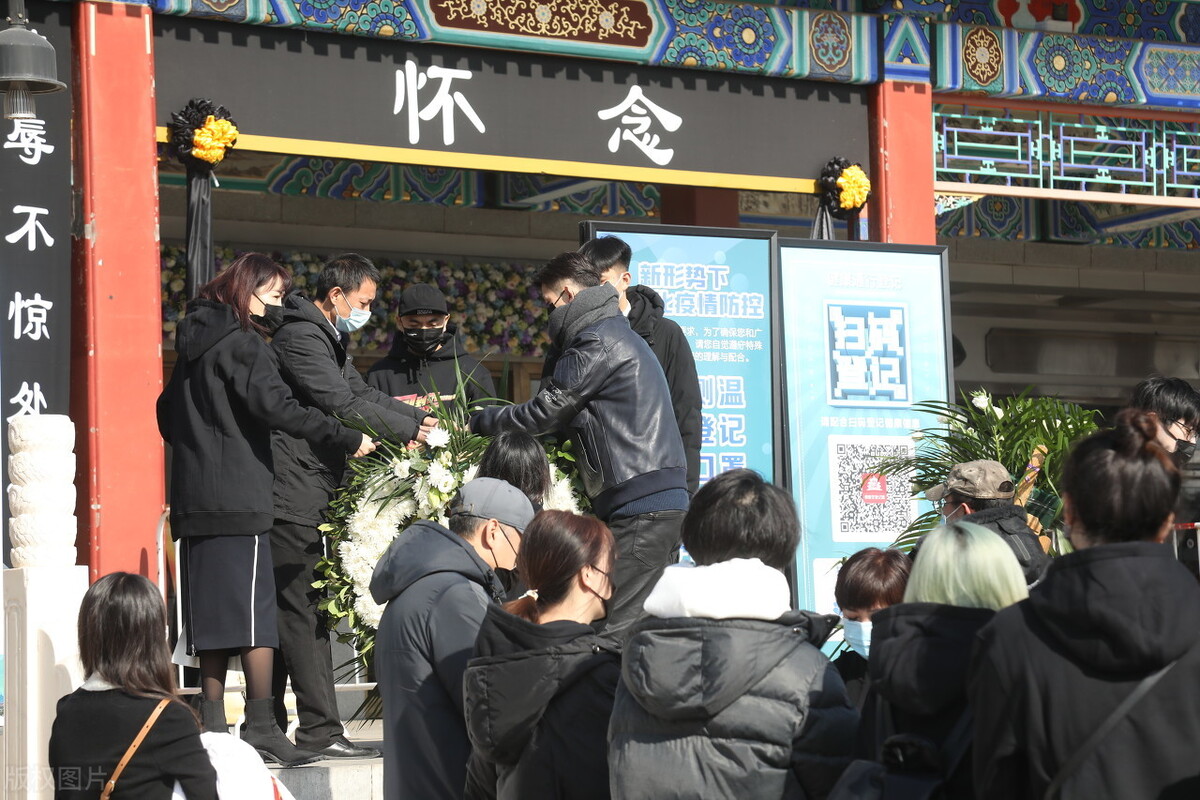 北京,赵英俊追悼会.亲友伤心拥抱