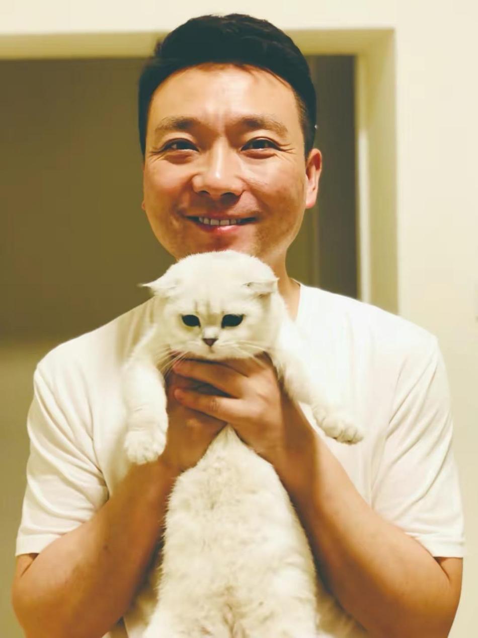 主持人康辉:娶小师妹刘雅洁,坚持丁克22年,如今51岁他后悔了吗