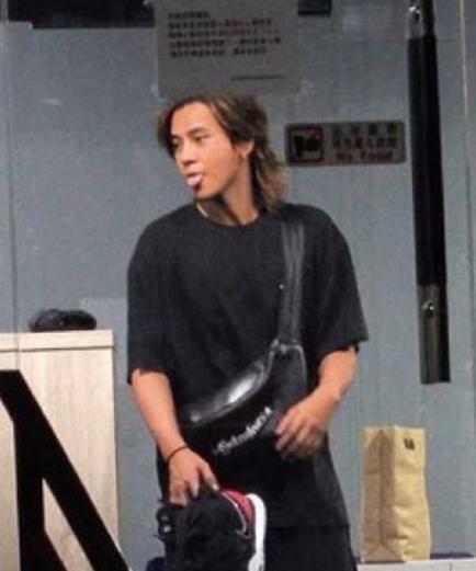 罗志祥深夜现身获6人护送,身材暴瘦长发及肩,见偷拍狂吐舌搞怪