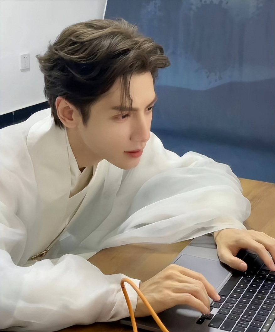 "汉仪罗云熙体"走红,颇受00后学生喜欢,阅卷老师看了赞不绝口