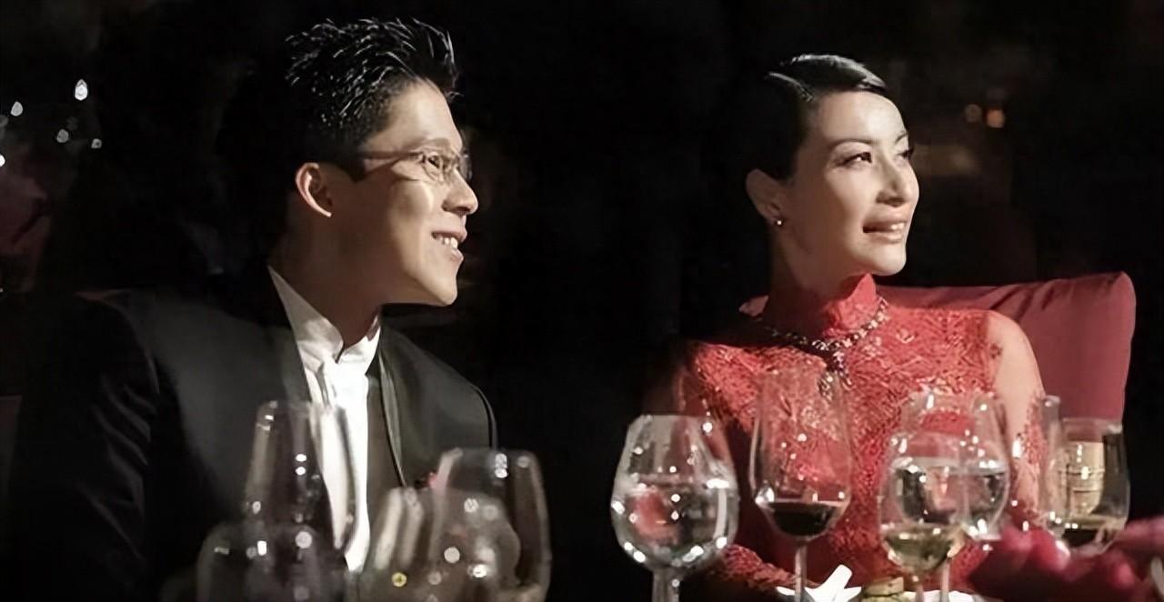 同是千亿富豪许家印吃上千元葡萄霍启刚吃饭花5百还打包5个菜