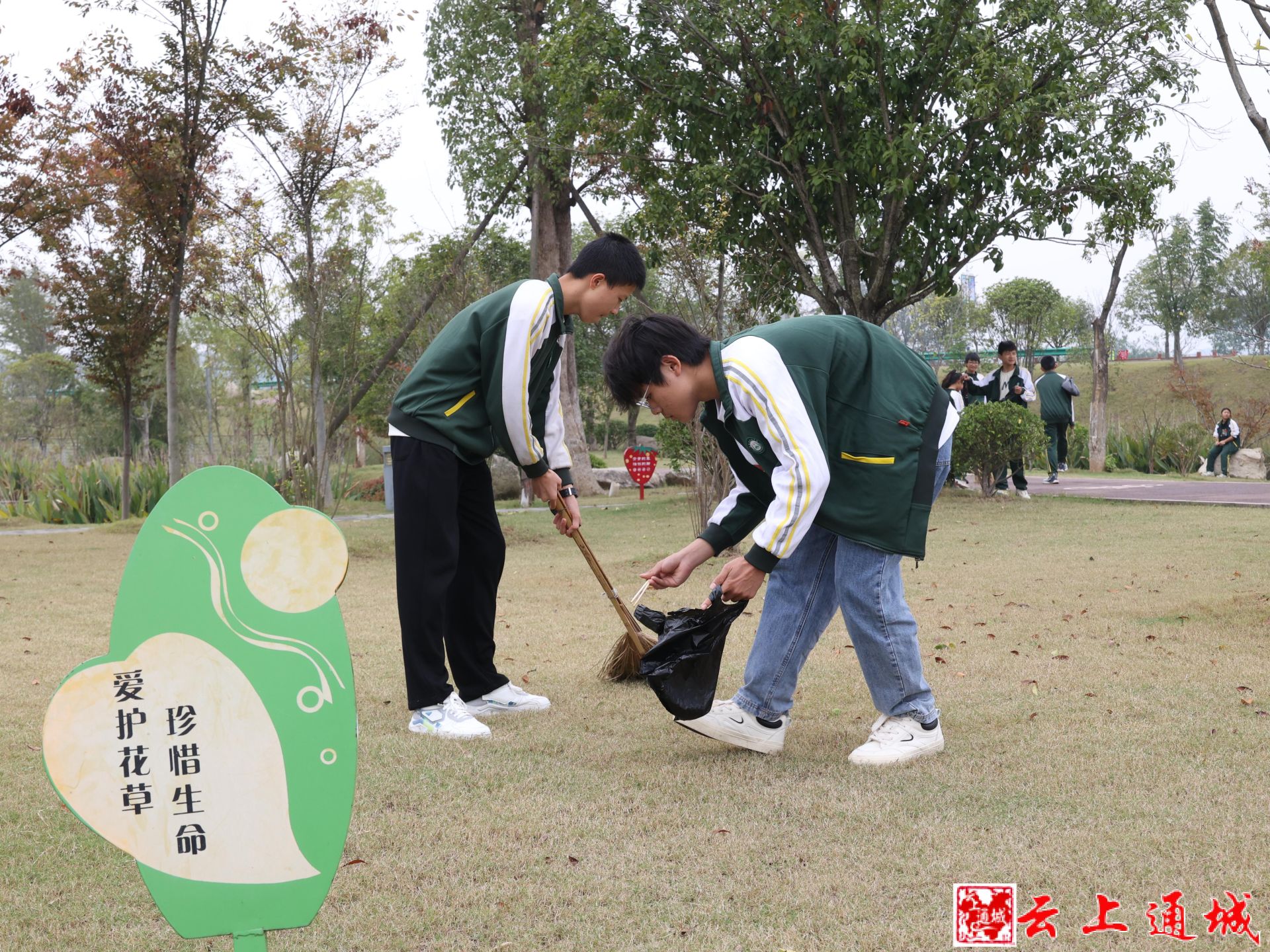 通城县双龙中学开展"小手拉大手 共创文明城"实践活动