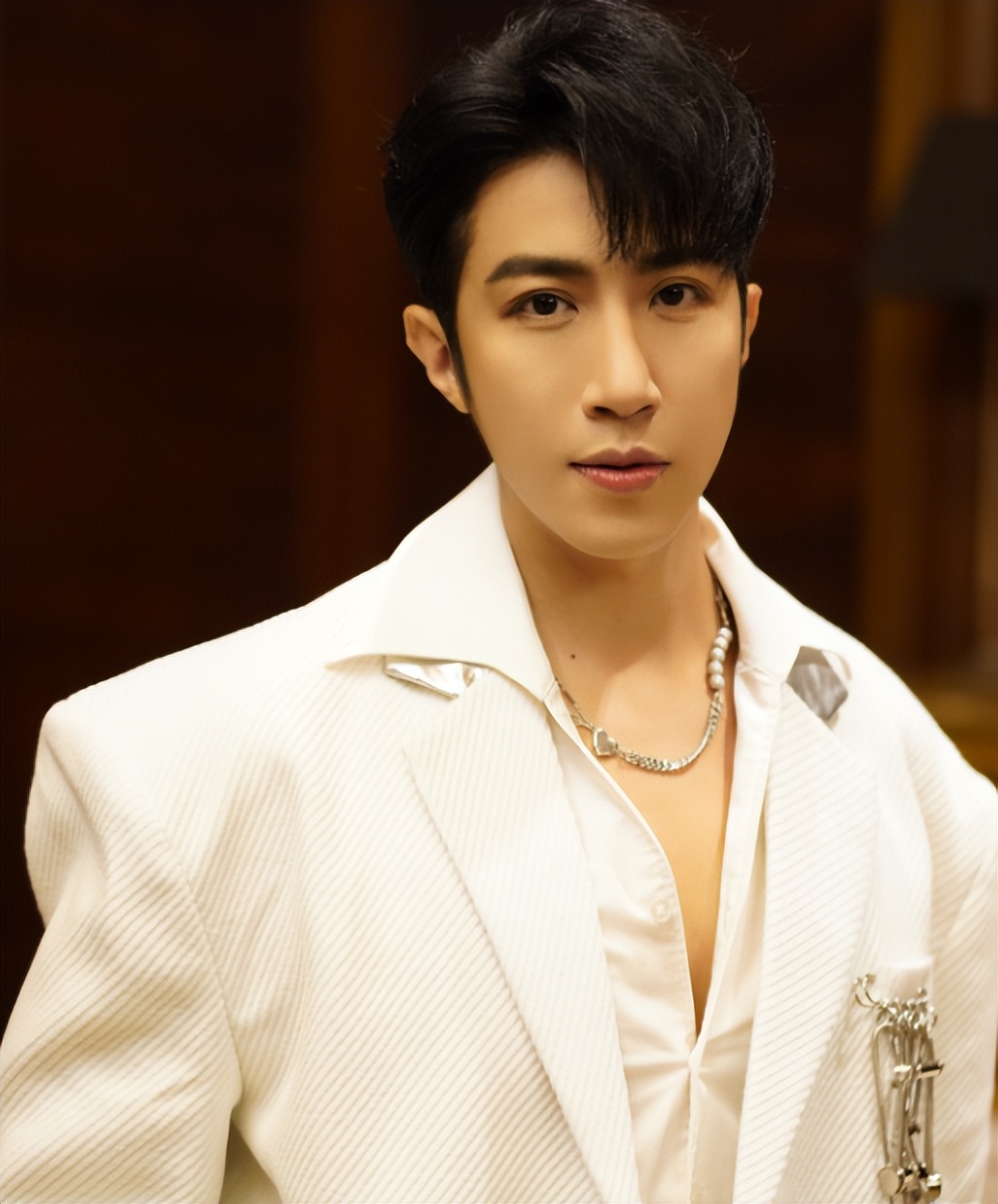 34岁的广州演员梁山山,戏里是伍燕的弟弟,现实中是广东人气歌手