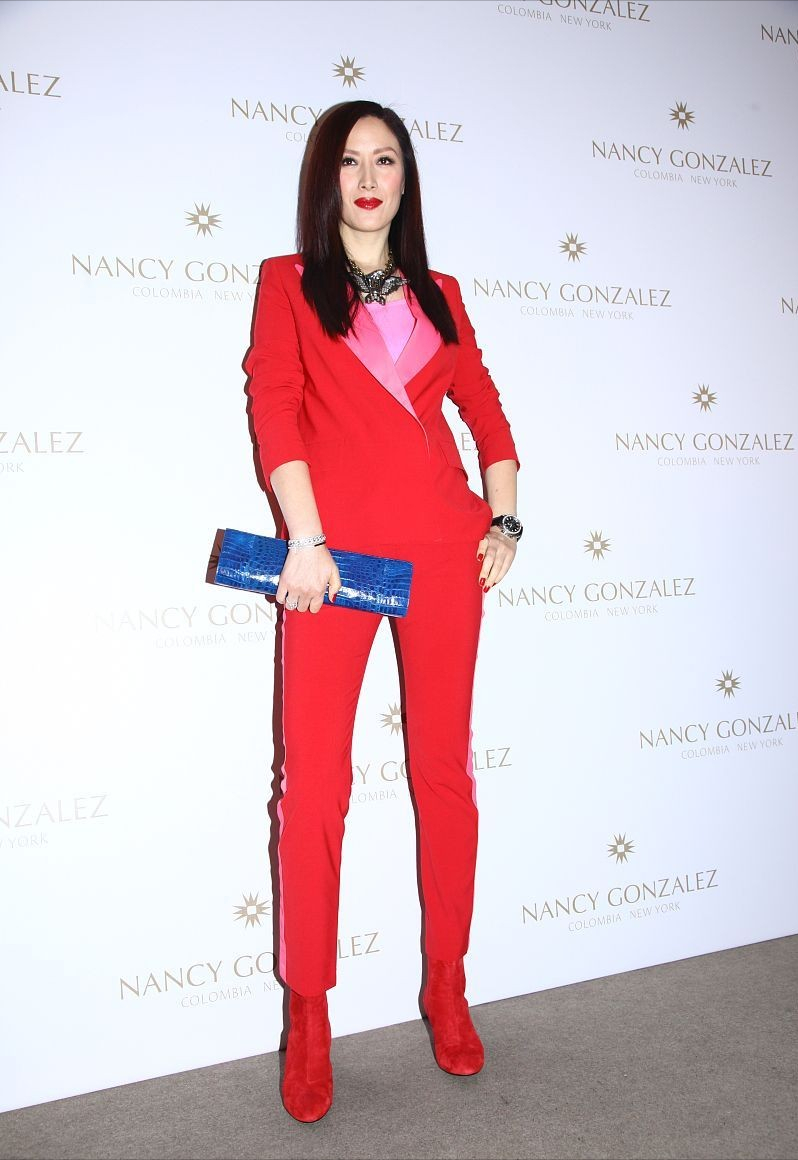 任达华的妻子真挺有味道,浓妆造型更精致,感觉不像中年人