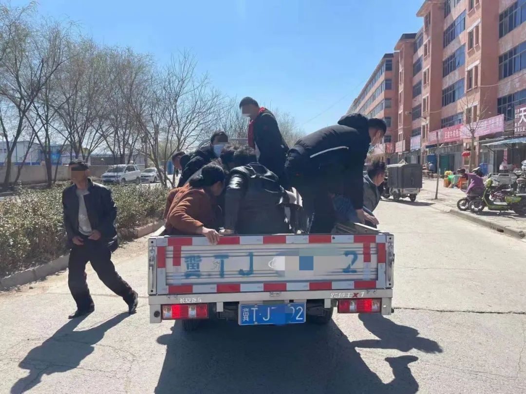 【交警快讯】货车上居然拉了满满一车人,结果