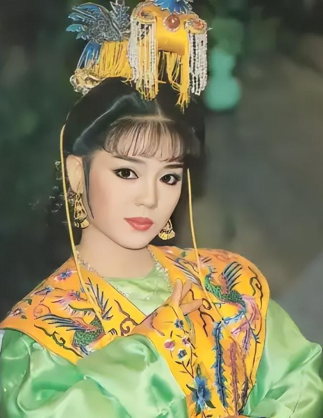 回顾女星狄莺有多溺爱儿子?15岁才分床睡,不料儿子18岁就"出事"了
