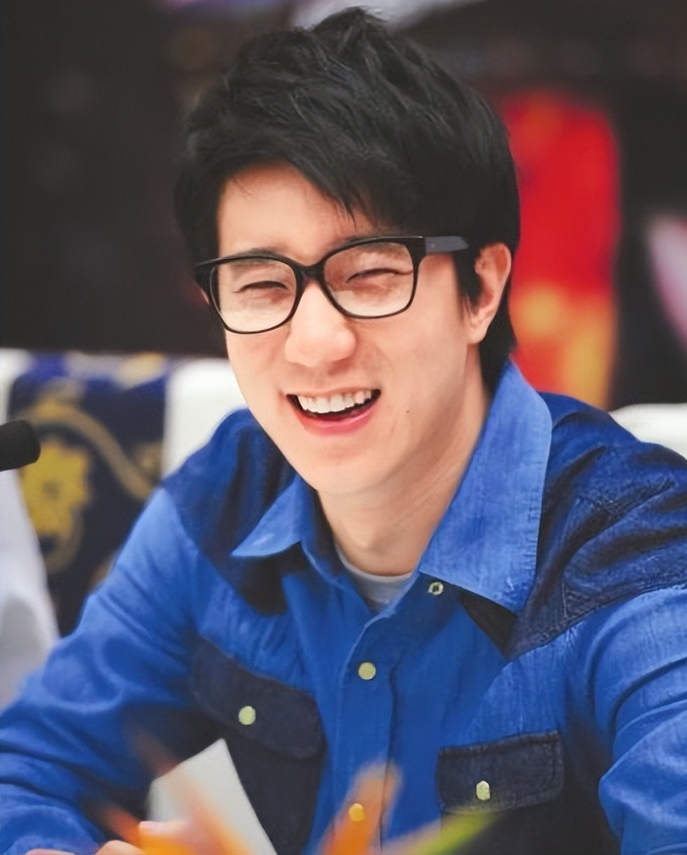 房祖名和吴卓林:同父不同命,一个被宠上天,一个睡天桥无人问津