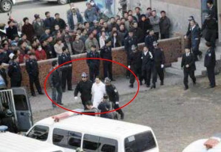 袁宝璟在被执行死刑时,脖子上围着一条白色围巾,有何深意