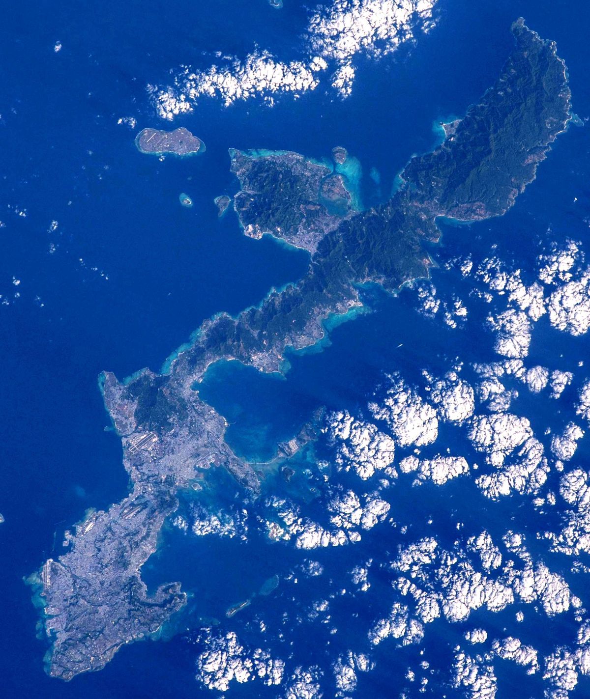 冲绳岛地处西太平洋是日本从中国东南沿海台湾岛东南亚掠夺资源