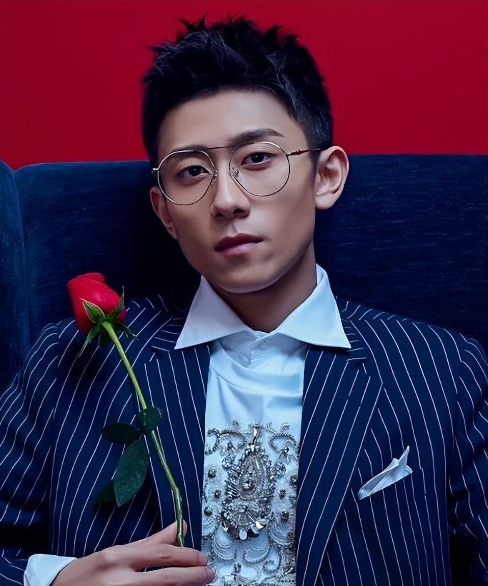 在视频中,张一山和他的"朋友"喝了些酒,他一只手搂着对方的脖子,侧脸