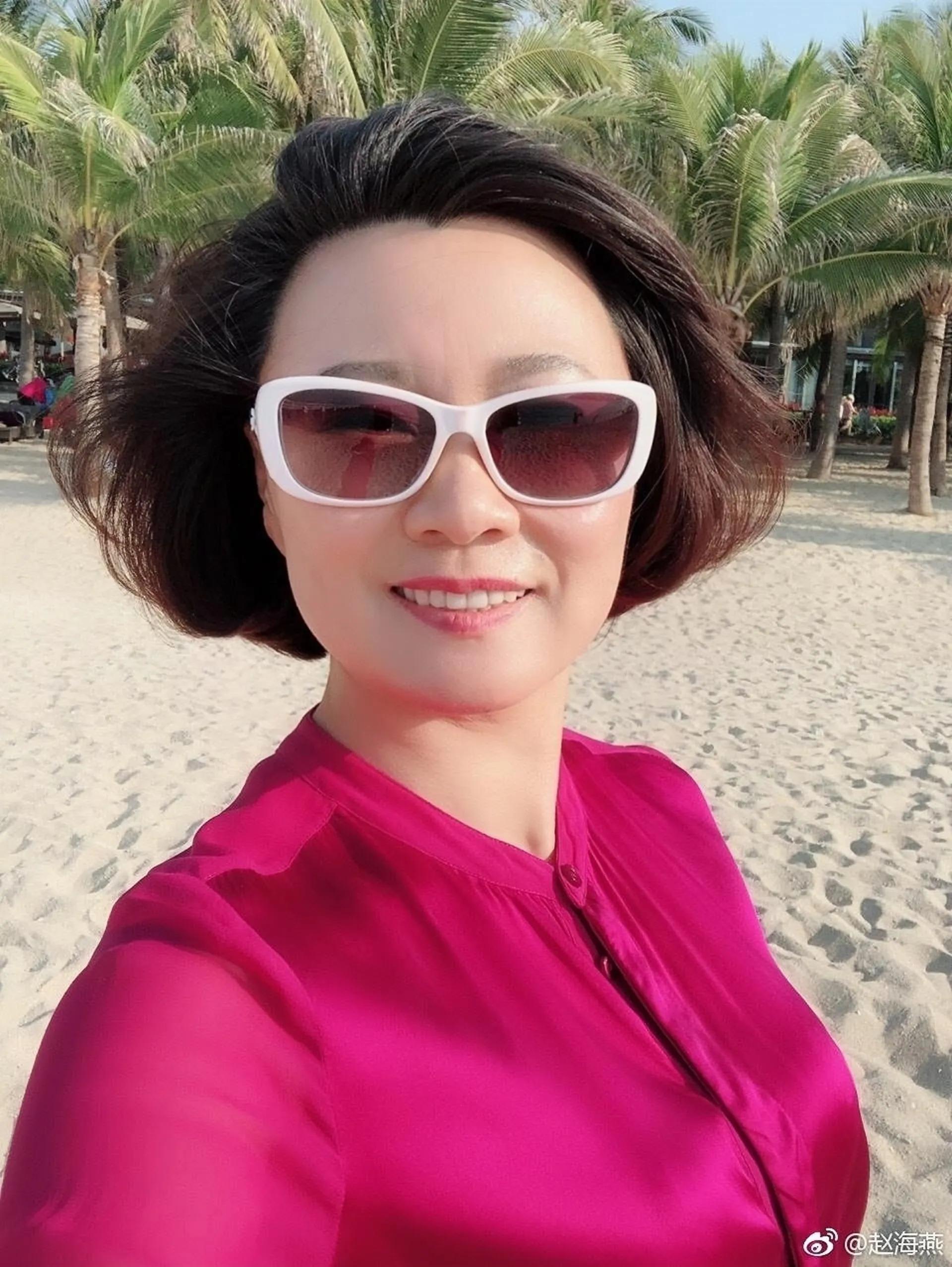 赵海燕:赵本山的御用妻子,舞台之上的黑丝高跟鞋,令人称赞