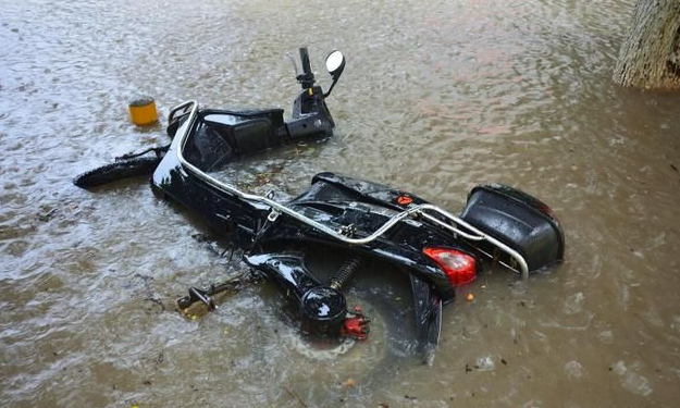 电动车新规刚出台就翻车?网友评论太扎心,别再寒了百姓的心