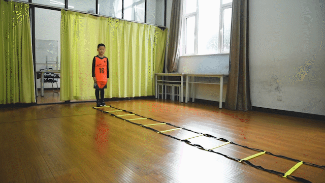 双脚合并并入敏捷梯,然后分腿出敏捷梯,依次向前到达终点.