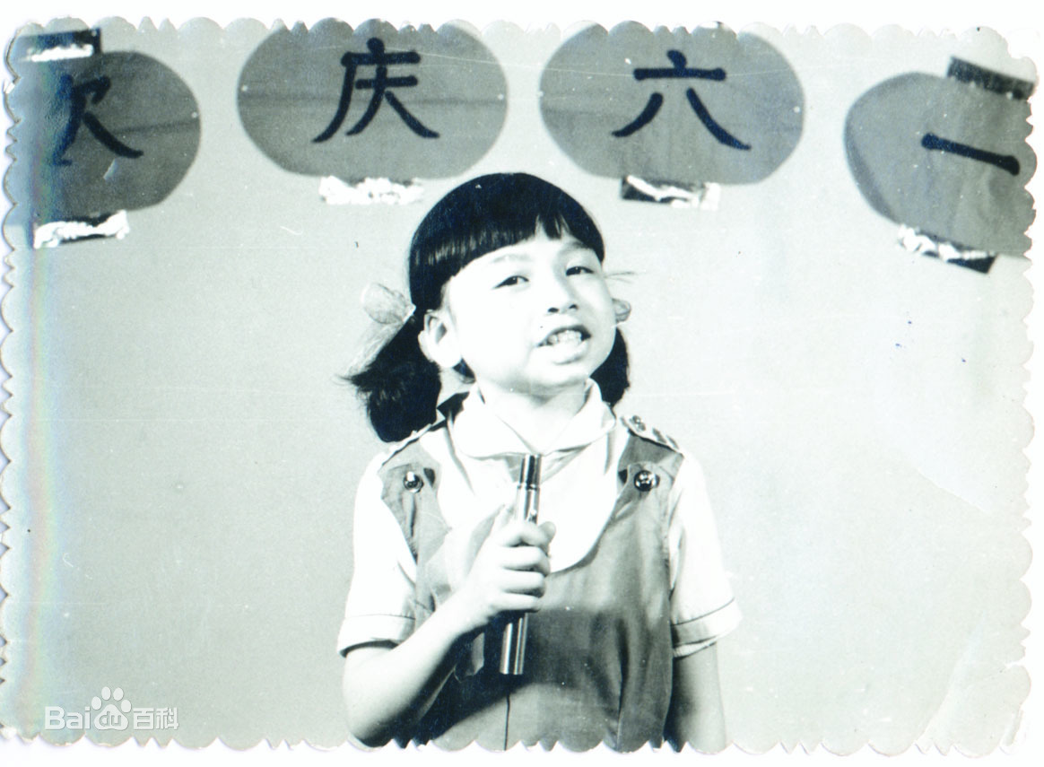 李琼是湖北武汉人,出身于艺术世家的她,父亲是楚剧大师李雅樵的弟子