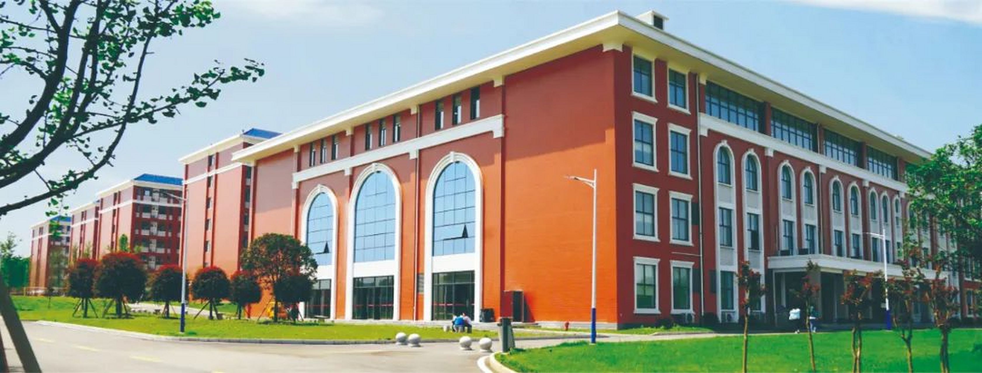 湖南医药职业中等专业学校校园环境优美,建有现代化的教学楼,实训楼