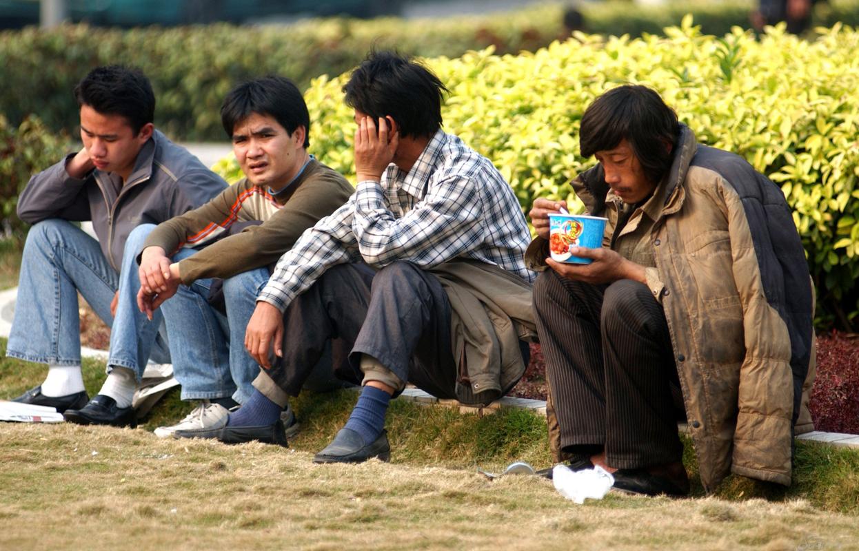 农村光棍越来越多,一个村子里就有几十个,未来他们该怎么办?