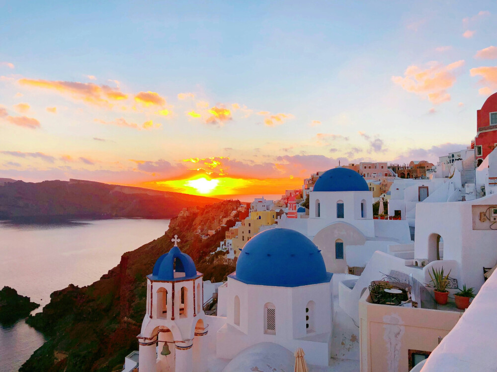 希腊圣托里尼"日落胜景",被夕阳染红的"蓝白小镇",太梦幻了