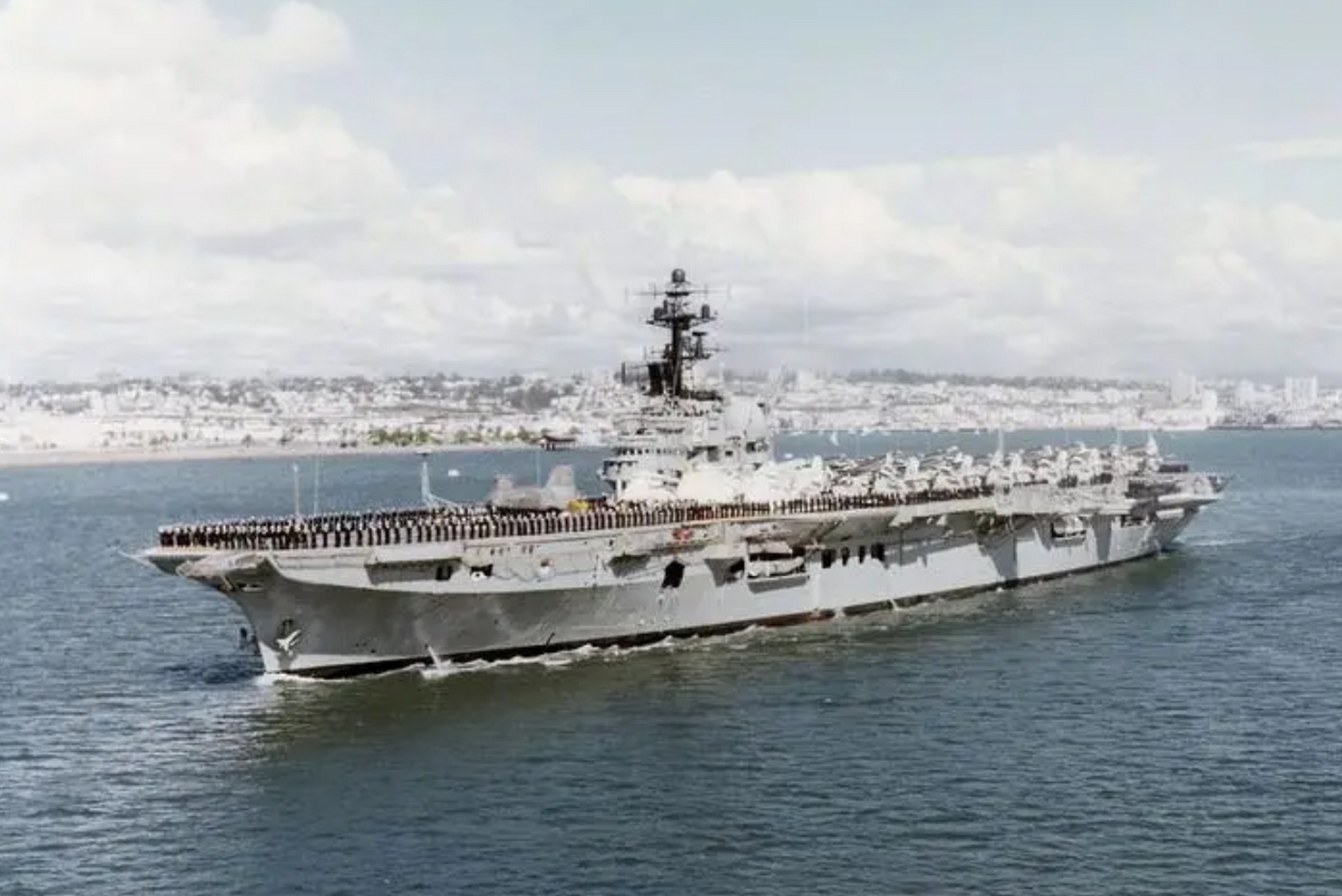 1999年7月,原本属于乌克兰黑海造船厂的"瓦良格号"航母在拖船的带动下