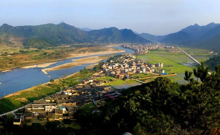 福建宁德的霍童镇,很多年轻人选择留在家乡创业,他选择了养马