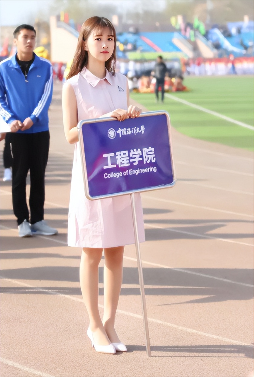 高校举办运动会举牌学姐点燃全场,美貌不输模特,谁能不喜欢?