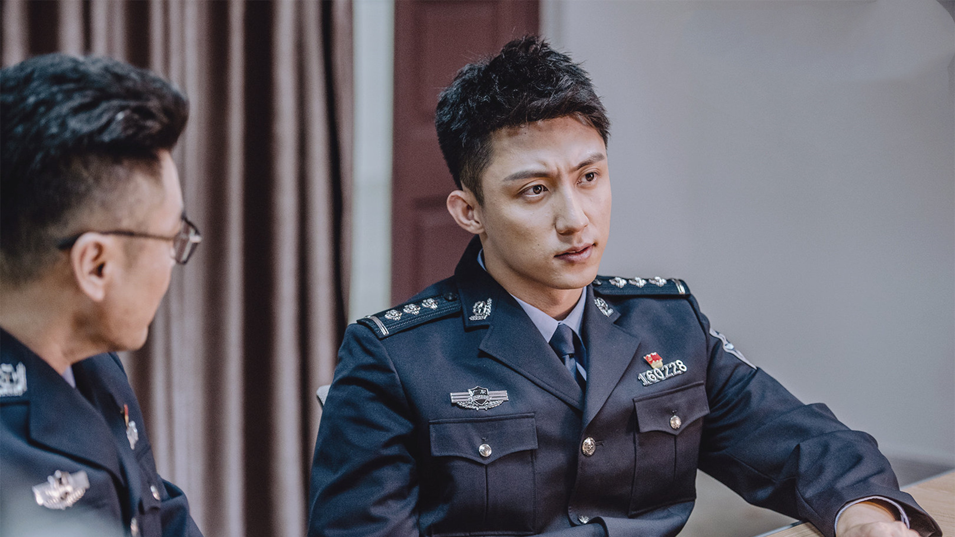 我们都被电视剧给骗了,警察普遍不愿意穿执勤服,因为这件事情