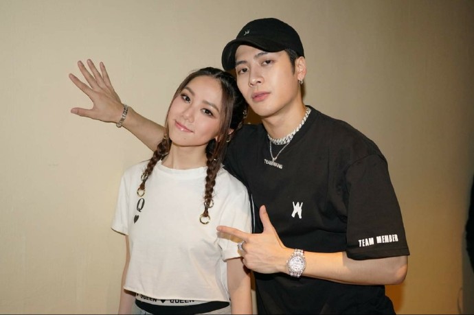 国外爆火,国内"销声匿迹",王嘉尔和邓紫棋,早已开启新赛道