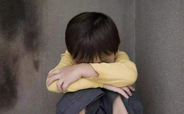 "幼儿园扛把子"走红,带伤上学气质满分,网友:气场强大