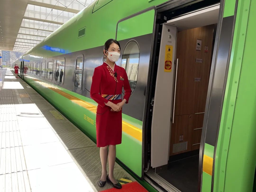 情系旅客,爱洒高原列车