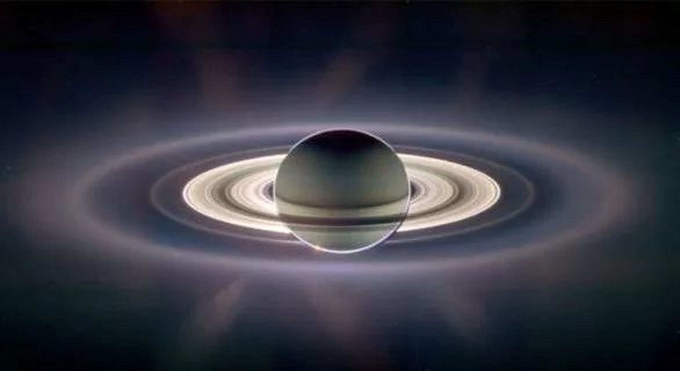 a,一个美丽的土星行星环,由冰微粒和较少数的岩石残骸以及尘土组成