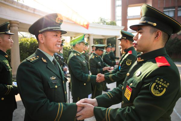 武警上海总队今天举行新兵授衔仪式