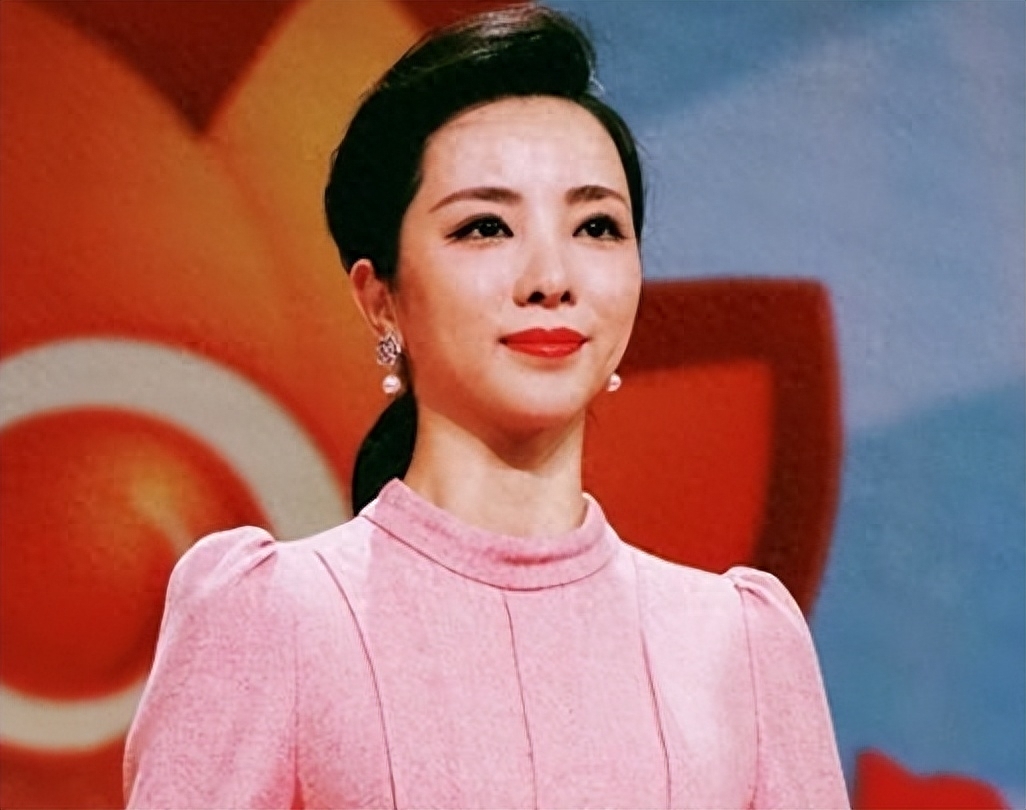 2005年,年仅20岁的李思思参加了央视的主持人大赛节目《挑战主持人》