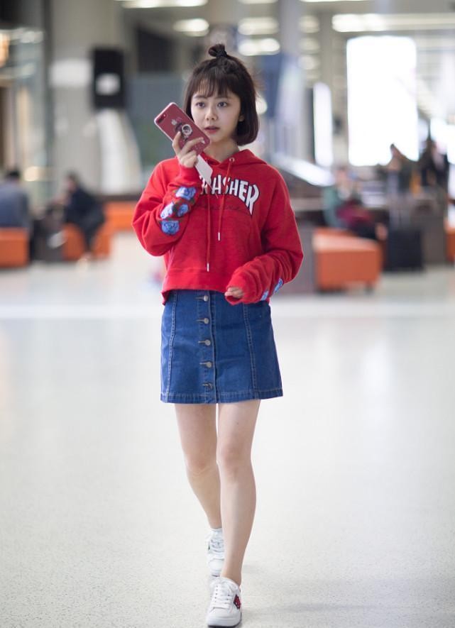 谭松韵的"童颜"一点没变,穿卫衣配束脚裤,休闲简单挺有活力