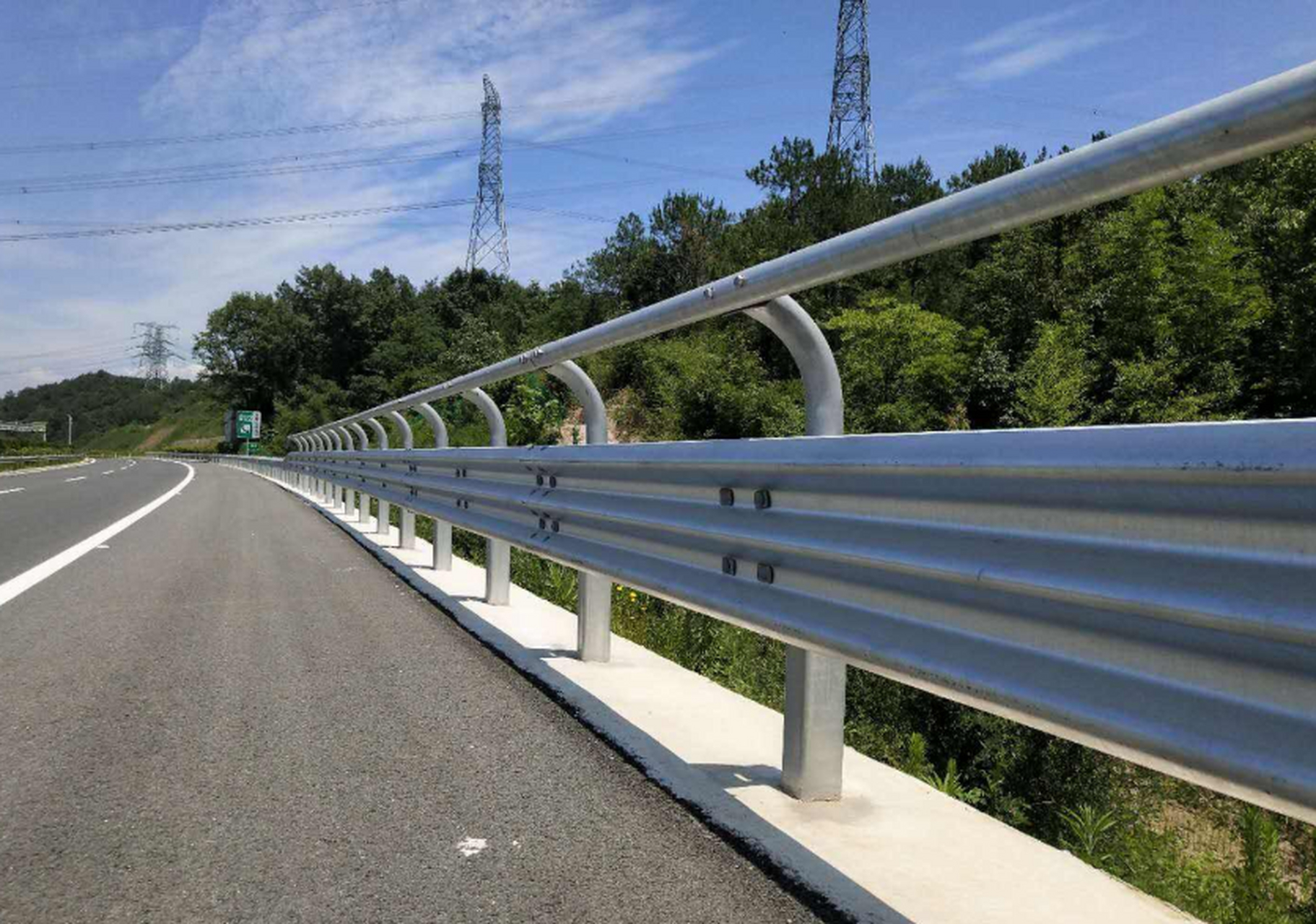 高速公路双波护栏成本分析  一,人工费 机械费:33元/米 1.