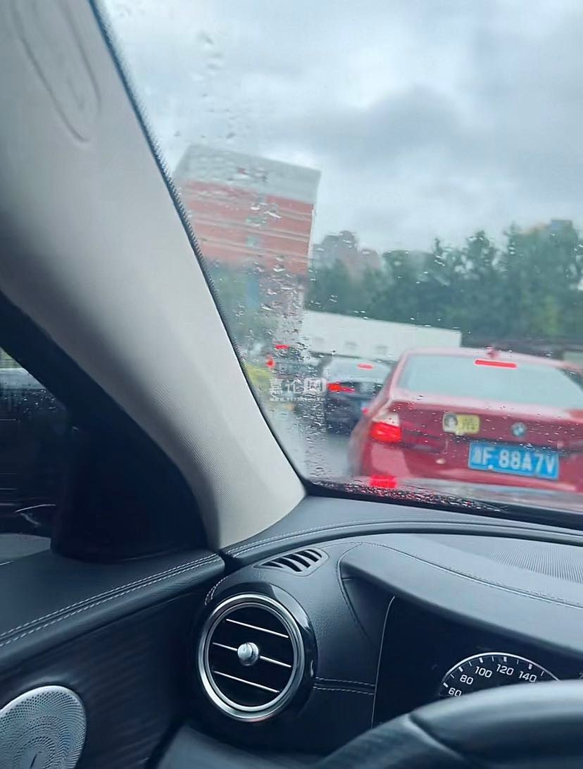 嘉兴一家长吐槽"堵车"惹众怒?原来是副驾躺着个婴儿