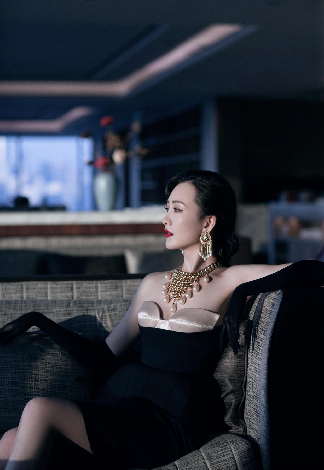 王鸥颜值高气质更高,穿黑色抹胸连衣裙华丽大气,身材傲人