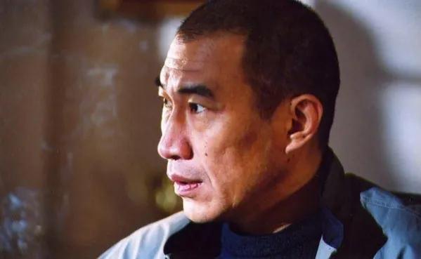 原本就是警察,演戏纯属意外,石兆琪娶普通妻子一家其乐融融