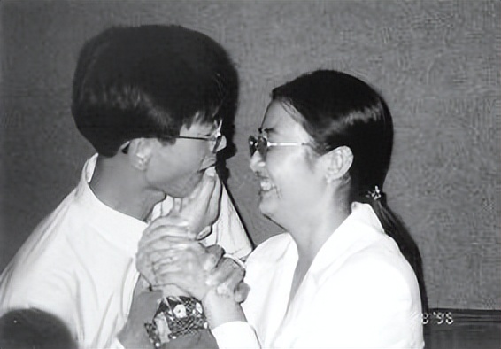 1999年,许杏虎夫妇在北约轰炸中牺牲,家乡后改名杏虎村