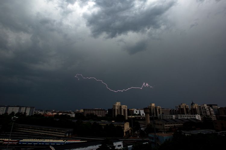 北京上汛第一天 雷阵雨影响前半夜 局地大风冰雹 | 组图
