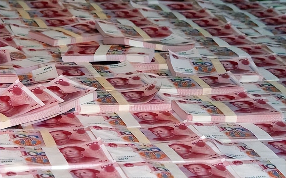 11年河南公安在农村夫妻床底,搜出8000万现金,调查才知真正身份