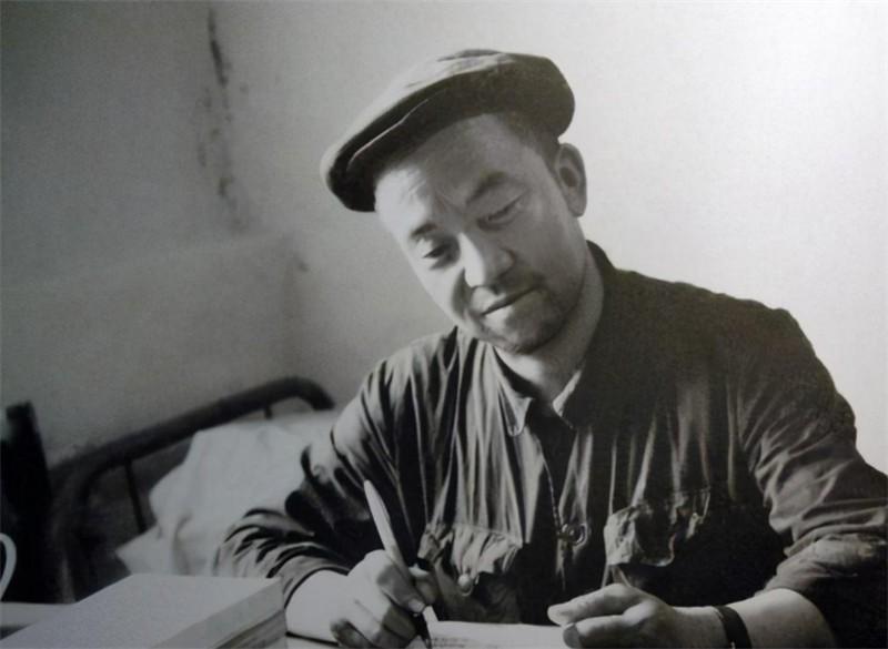 照片泄密案:一张王进喜的表彰照,却让日本人锁定了油田的位置!