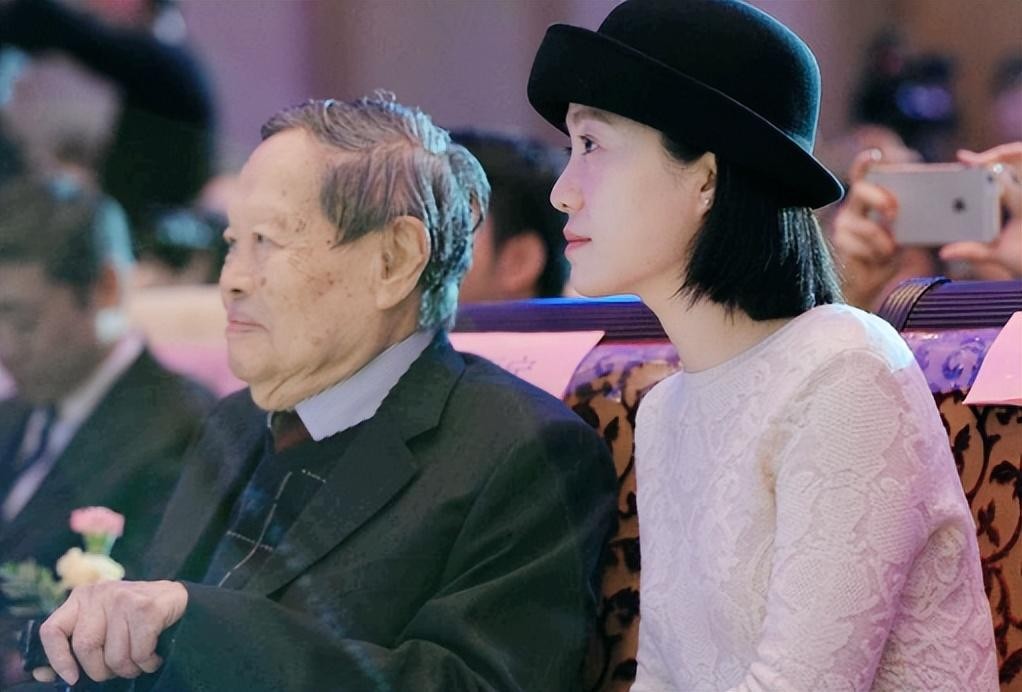 翁帆:28岁嫁82岁,付出19年青春和心血,把杨振宁照顾到101岁