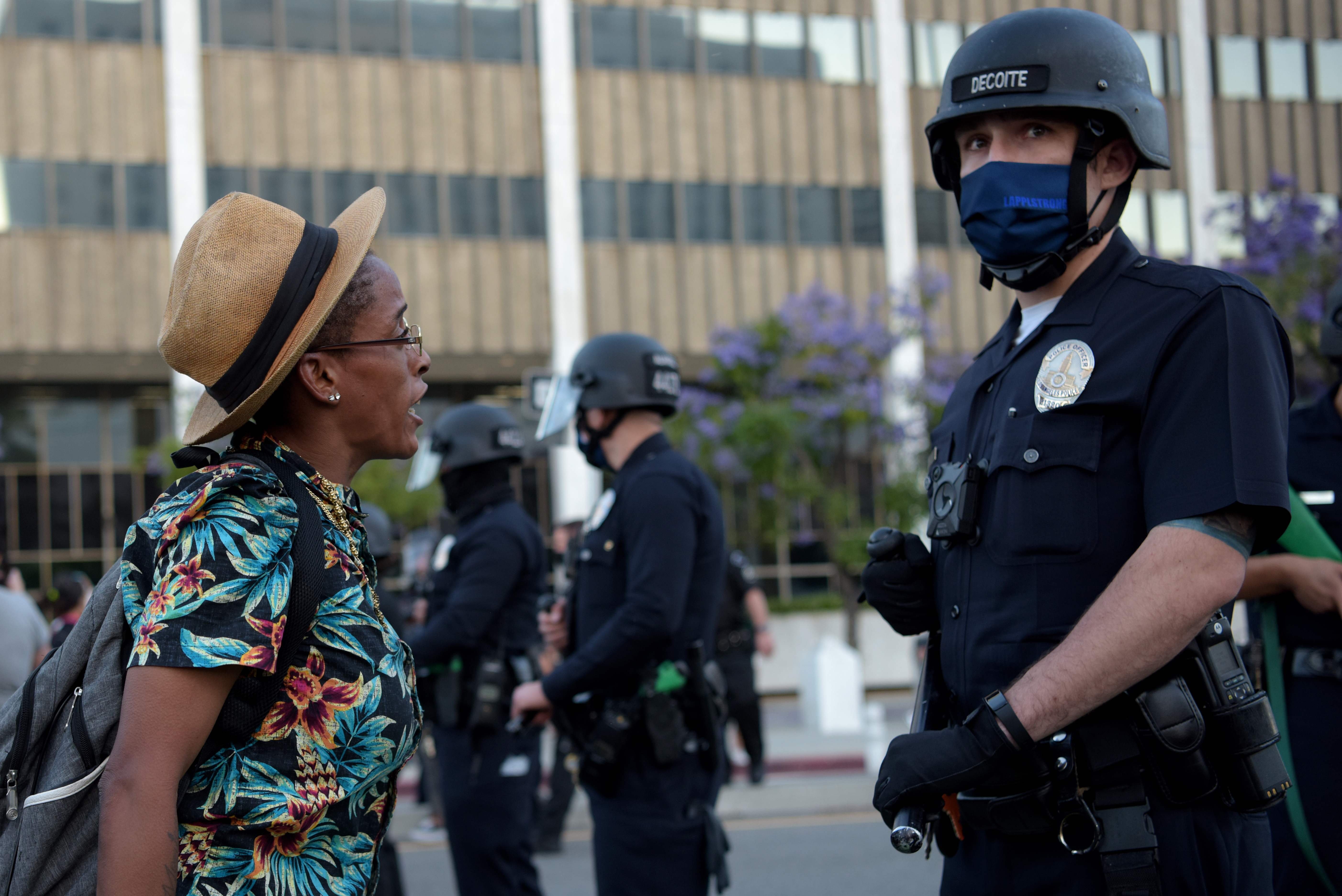 洛杉矶民众抗议白人警察粗暴执法致人死亡(5)