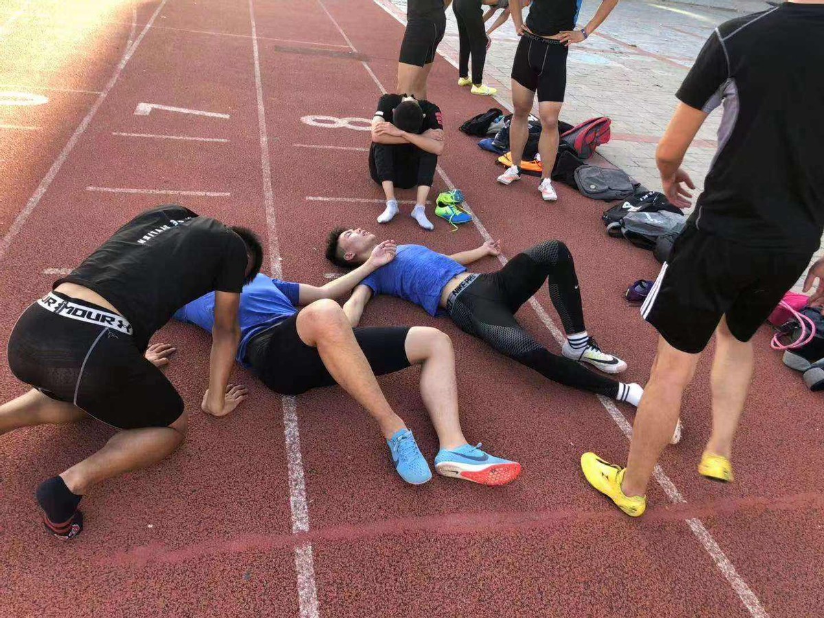 一高三体育生,体考结束走出考场喜极而泣,网友纷纷送上祝福