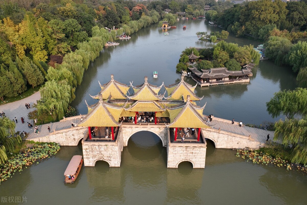 一个秋天的日子,阳光明媚,江苏扬州瘦西湖风景区游人如织