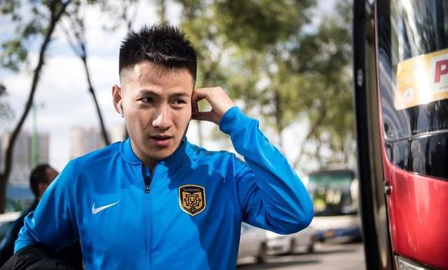 苏宁左路走廊杨笑天!球场上十足硬汉,生活中热心公益