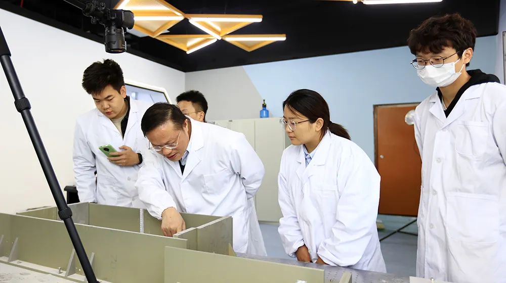 李三忠:三牛干劲励于行 四光精神谋济国